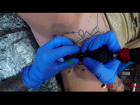 ❤️ Itin tatuiruota karšta Sully Savage gavo tatuiruotę ant savo klitorio ❤️❌ Porno prie mūsų lt.sexeey.ru ❌